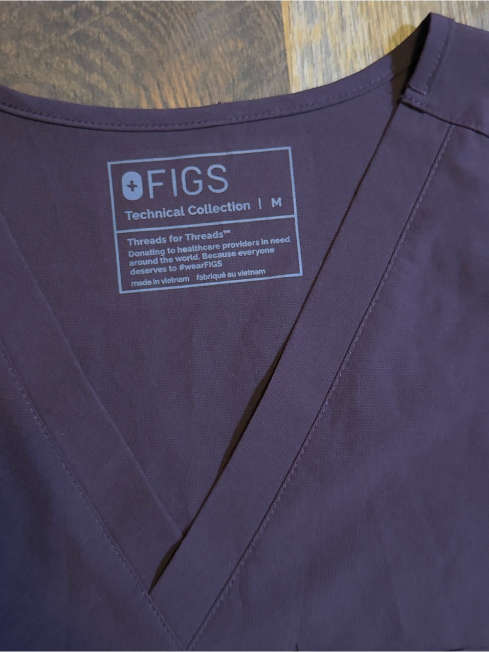 FIGS FreeX Catarina one pocket scrub top, dark fig size medium M - Picture 3 of 5